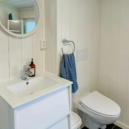 Renovated With Outdoor Kitchen Near Nyaraló Lyngdal